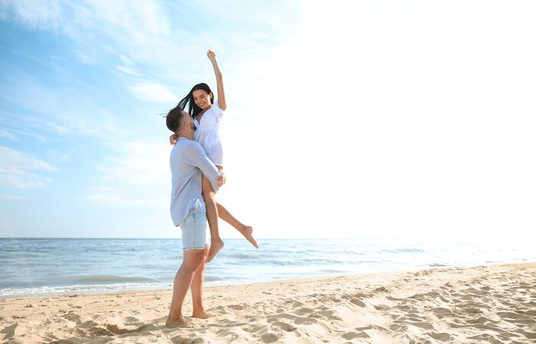 happy-young-couple-having-fun-on-beach-700-225386748