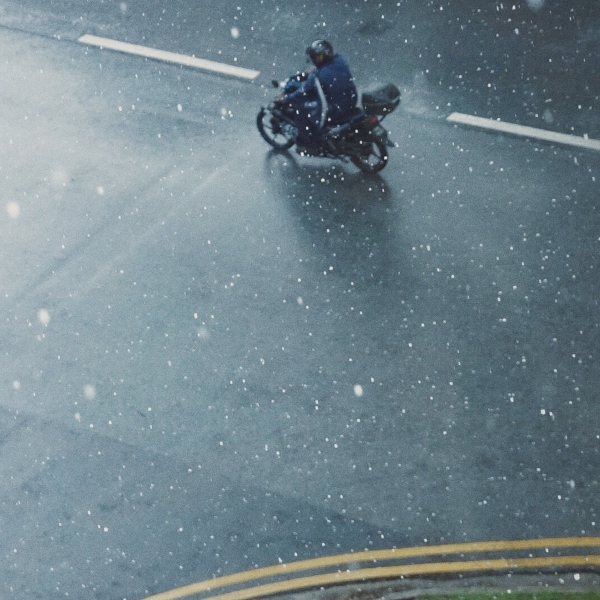 ¿Cómo conducir una moto bajo la lluvia?