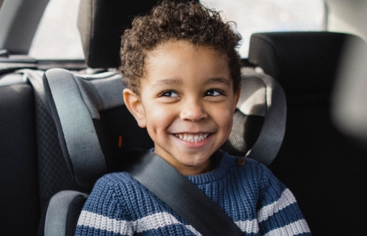 seguros-sura-precauciones-para-llevar-a-tu-hijo-en-coche-de-forma-segura-imagen