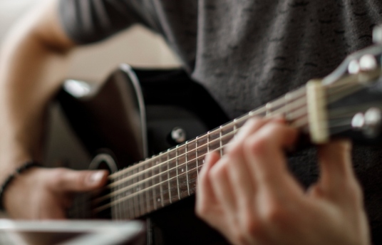 seguros-sura-5-beneficios-de-aprender-a-tocar-un-instrumento-musical-imagen