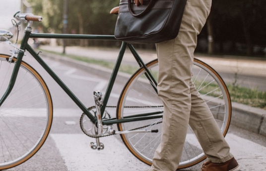 Handsomeseguros-sura-que-es-movilidad-sostenible-y-por-que-es-importante-imagen young businessman with bicycle in the city