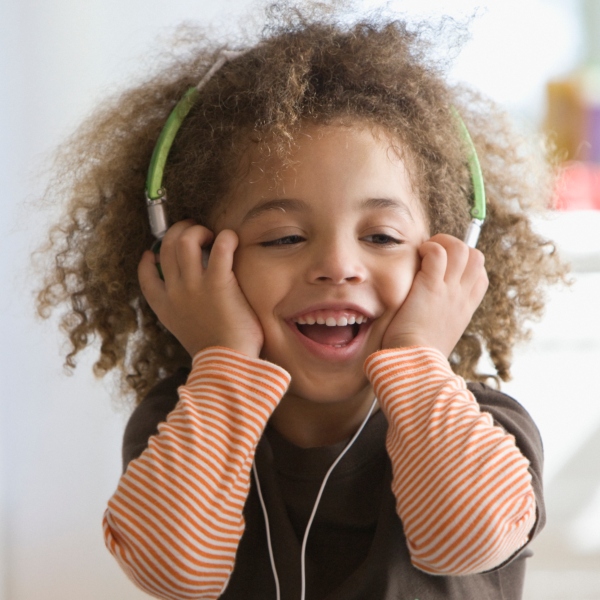 ¿Qué deben escuchar los niños en sus primeros años de vida?