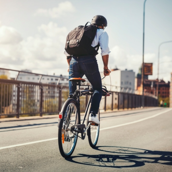 ¿Cómo los ciclistas se hacen más visibles en la vía?