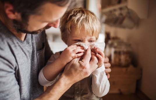 ¿Cómo proteger a tu hijo de neumonía y la influenza?