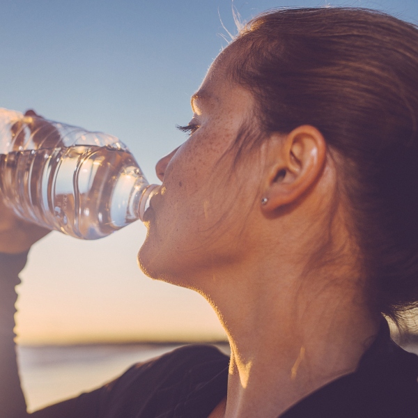 Más allá de quitar la sed: beneficios del agua