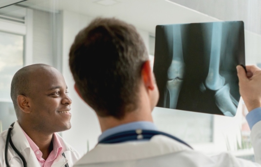 seguros-sura-osteoporosis-huesos-fragiles-y-propensos-a-fracturas-imagen