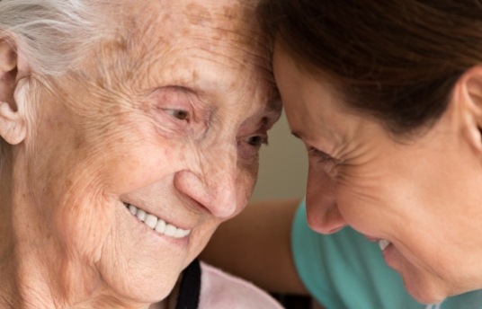 Vela por el bienestar de los cuidadores de adultos mayores