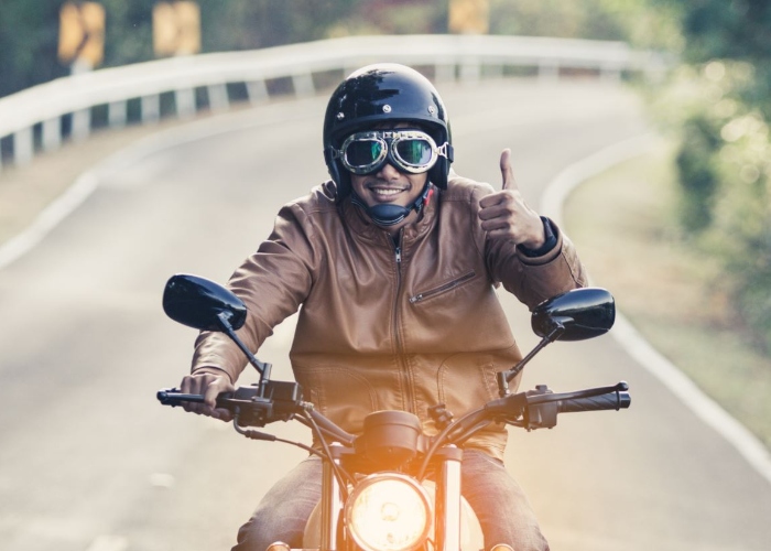 3 posturas para manejar tu moto con seguridad y comodidad - Seguros SURA Colombia