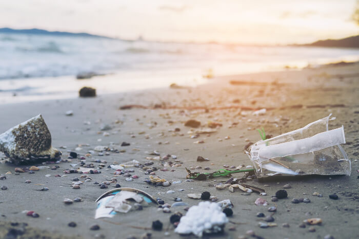 Plásticos en la orilla del mar