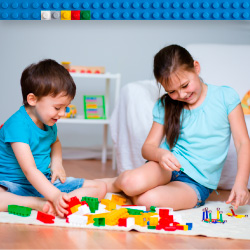 Niños jugando con lego