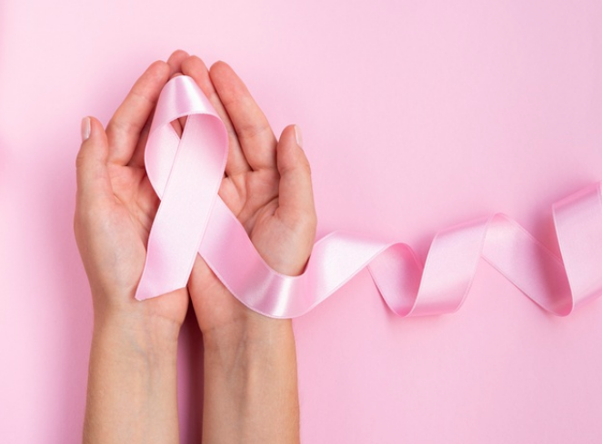 Cinta rosada con forma del símbolo del cáncer de mama