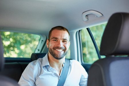 Hombre sonriendo con el cinturón de seguridad