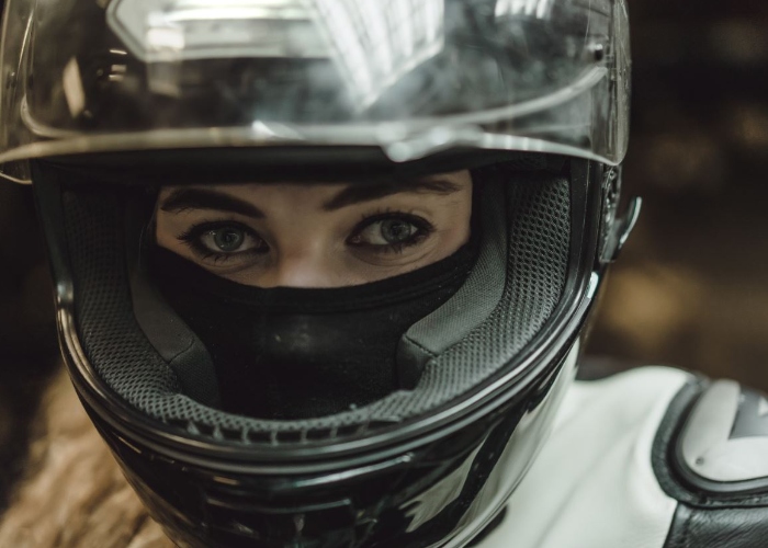 Mujer con casco de moto