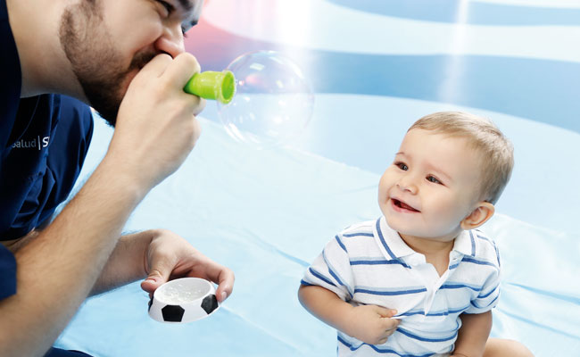 Papá haciendo burbujas junto a su bebé