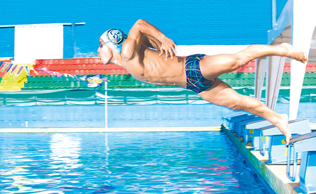 Nadador lanzándose a piscina