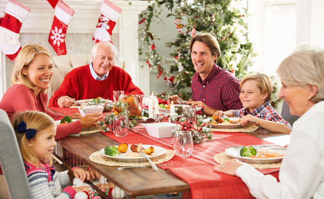 Familia cena en fiestas navideñas