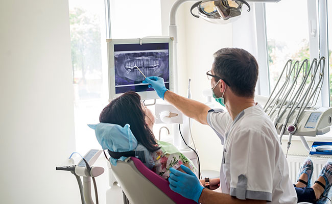 Odontólogo con una paciente 