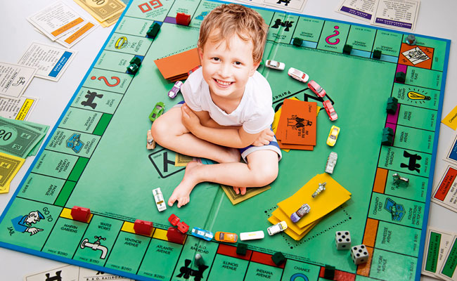 Niño sobre tablero de monopoly