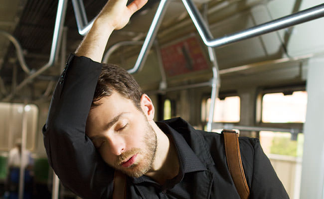 Hombre durmiendo en transporte público