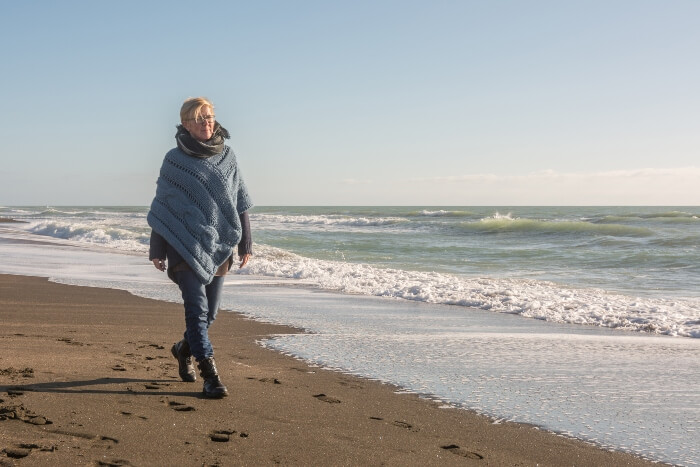 Mujer caminando en la playa 