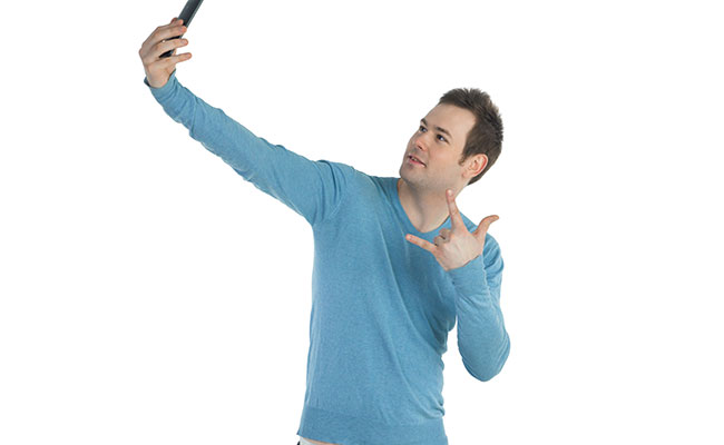 Hombre sacándose selfie