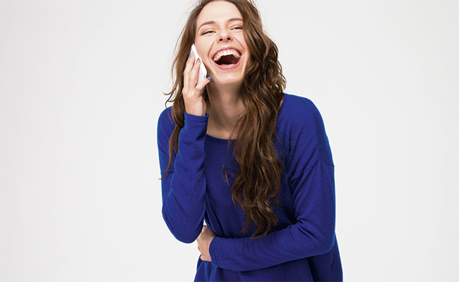 Mujer riéndose por celular