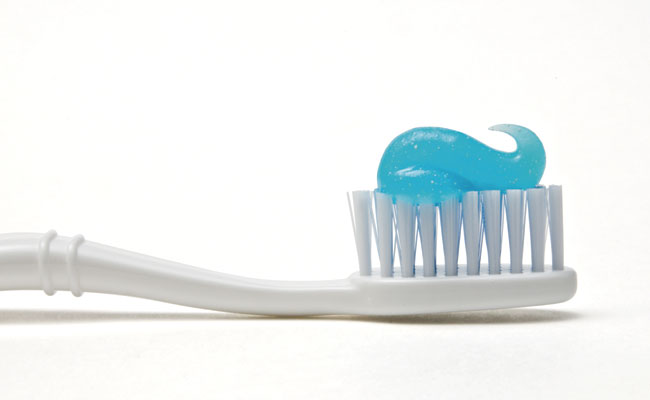 cepillo de dientes con crema dental 