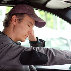 Hombre durmiendo en automóvil