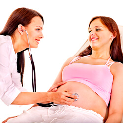 Doctora y mujer embarazada