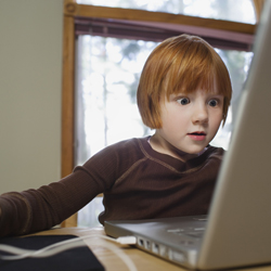 Niño mirando pantalla del computador