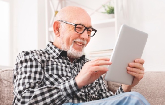 ¿Cómo mejorar la relación entre los adultos mayores y la tecnología?