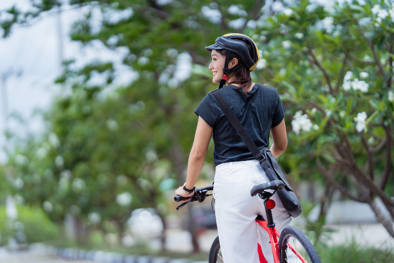 Mujer montando bicicleta en la ciudad